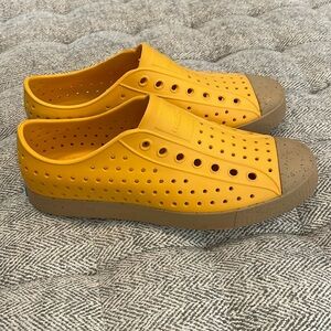 Native Jefferson Bloom shoes size W9/M7 in wheat yellow/almond beige